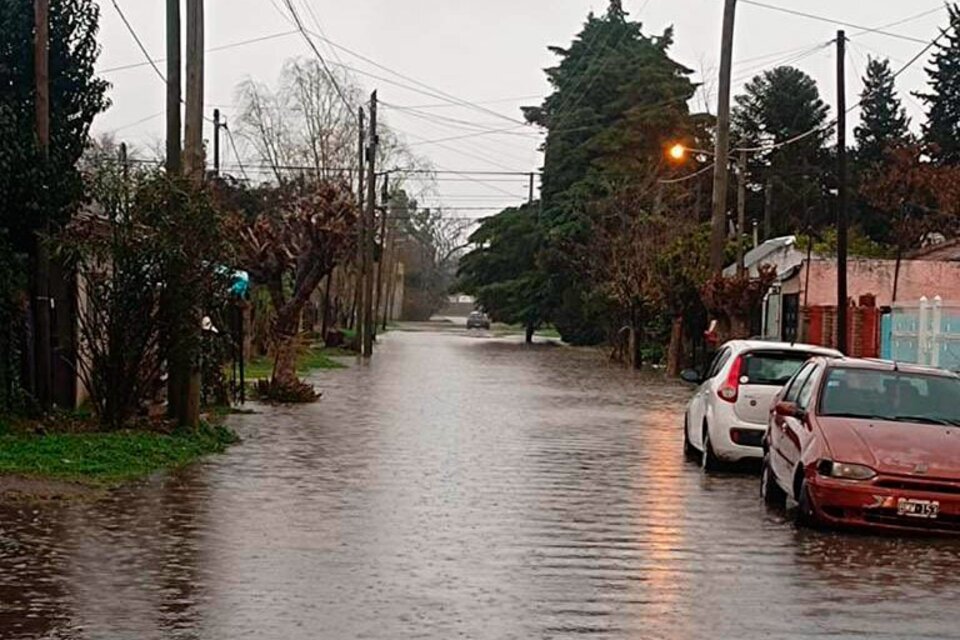 Calles anegadas y agua dentro de las casas en La Plata. (Fuente: NA)