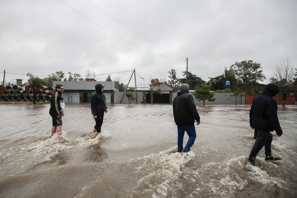 La sudestada dejó barrios inundados en capital provincial.  (Fuente: EFE)