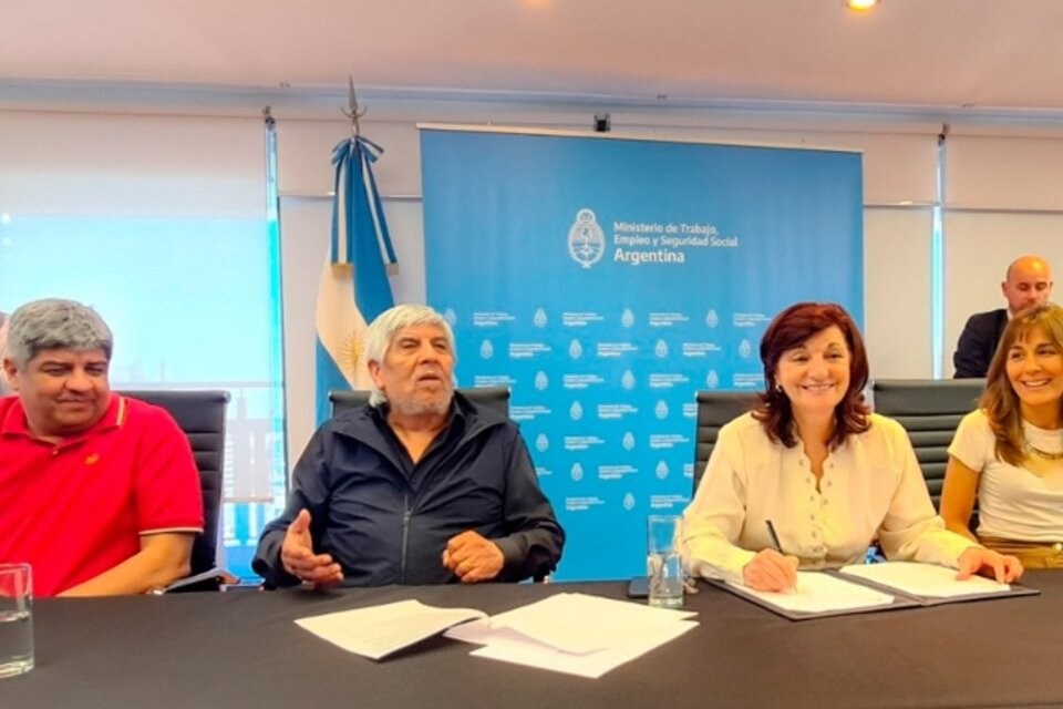 Pablo Moyano, Hugo Moyano y la ministra de Trabajo, Kelly Olmos, durante la firma de la paritaria de Camioneros.  (Fuente: Télam)