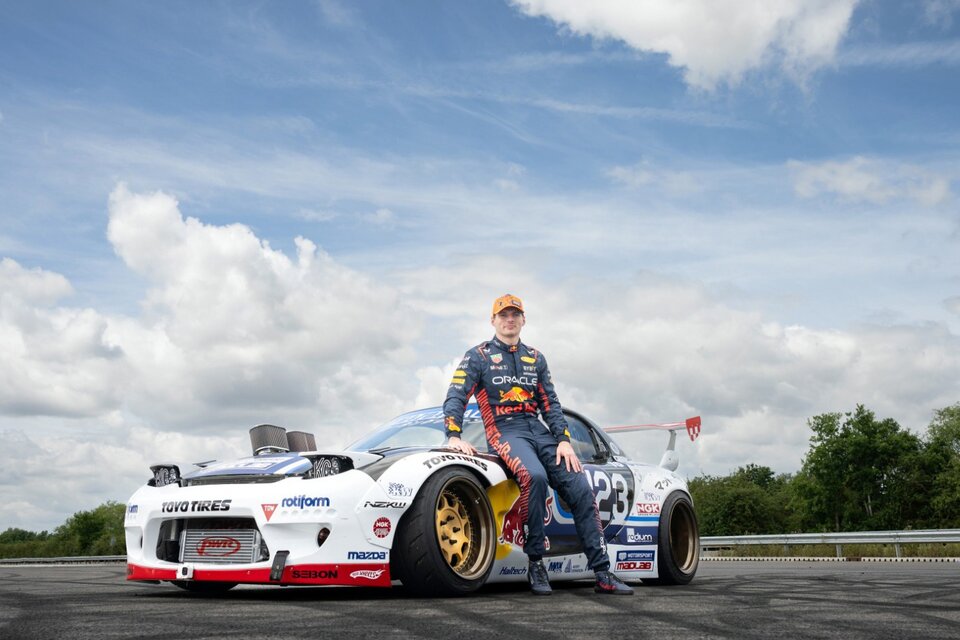 Max Verstappen junto al auto donde practicó drifting (Fuente: Prensa Red Bull)