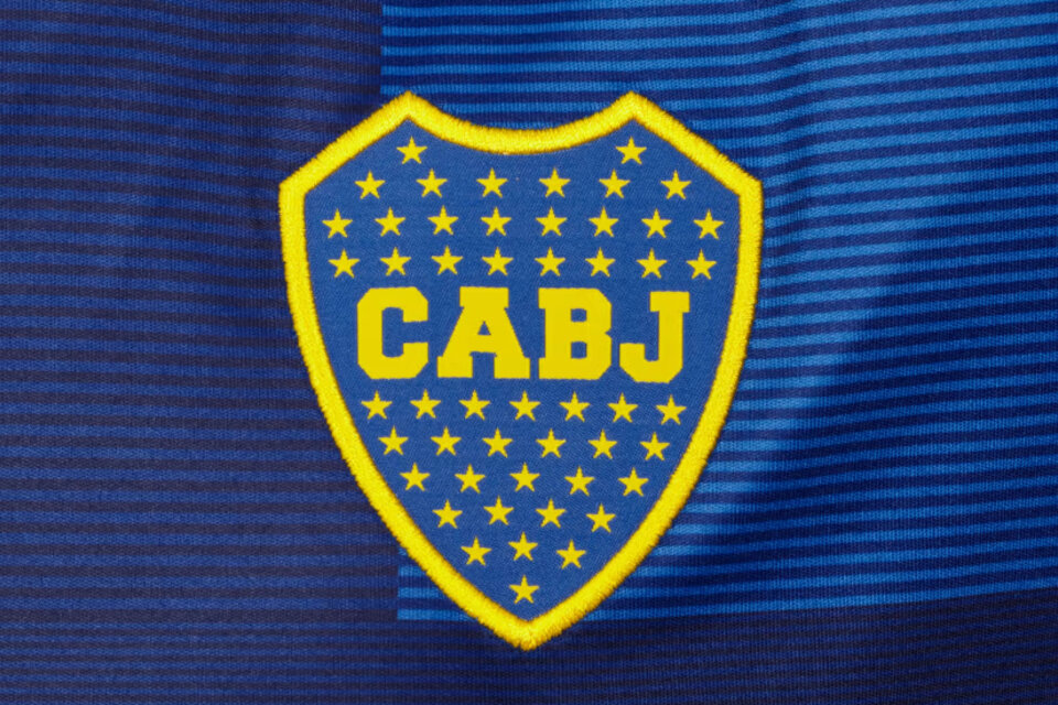 El escudo en la nueva camiseta titular de Boca. (Fuente: Adidas)