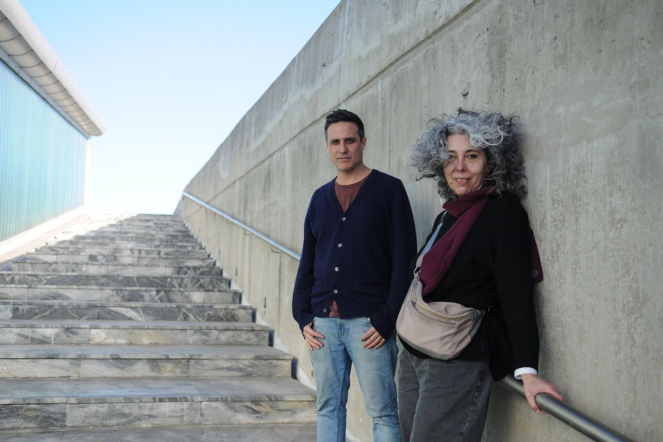 José Luis Landet y Marcela Astorga en la escalinata del Museo de la Memoria. (Fuente: Guadalupe Lombardo)