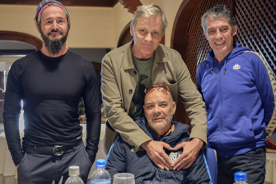Viggo Mortensen junto a Fabián Casas y sus editores en VOX. 