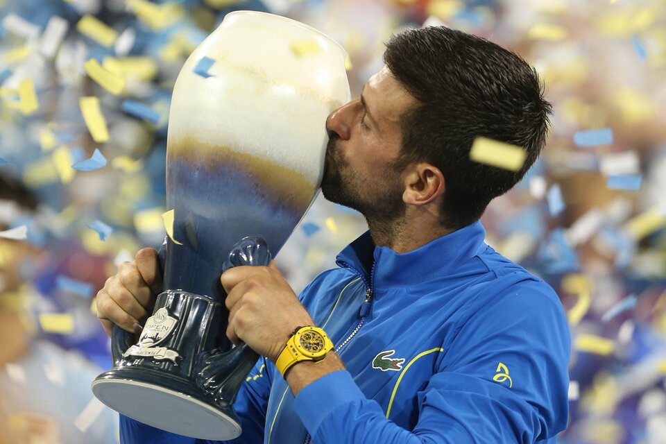 El serbio Djokovic besa el trofeo ganado en Cincinnati (Fuente: EFE)
