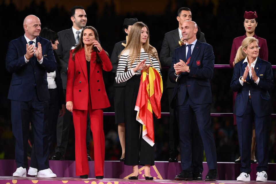 Rubiales, junto a Infantino (presidente de la FIFA), Letizia (reina de España) y su hija Sofía durante la premiación (Fuente: AFP)