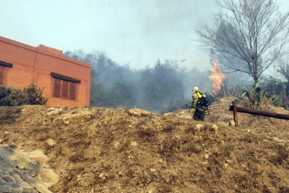 En San Luis las llamas llegaron a zonas pobladas y debieron evacuar. (Foto:Juan Manuel Rigau)