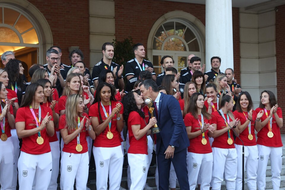 El presidente del Gobierno español, Sánchez, recibió al plantel campeón en el Palacio de la Moncloa