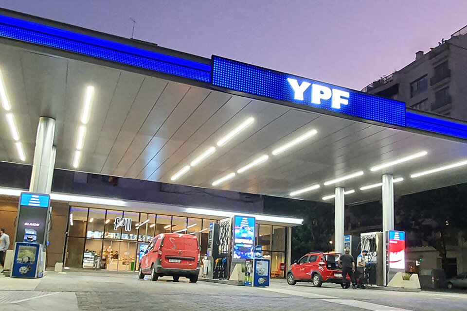 Las estaciones de servicio de todo el país definieron que las estaciones podrían cerrar en horario nocturno. Imagen: YPF