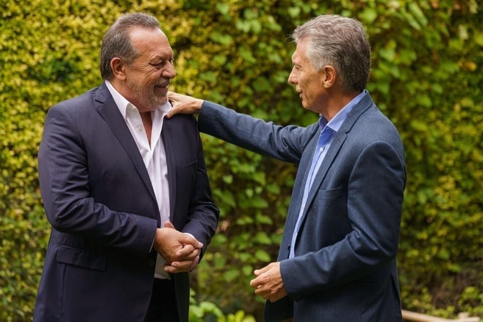 Gustavo Santos junto a Mauricio Macri, a quien no deja de elogiar en las redes sociales.