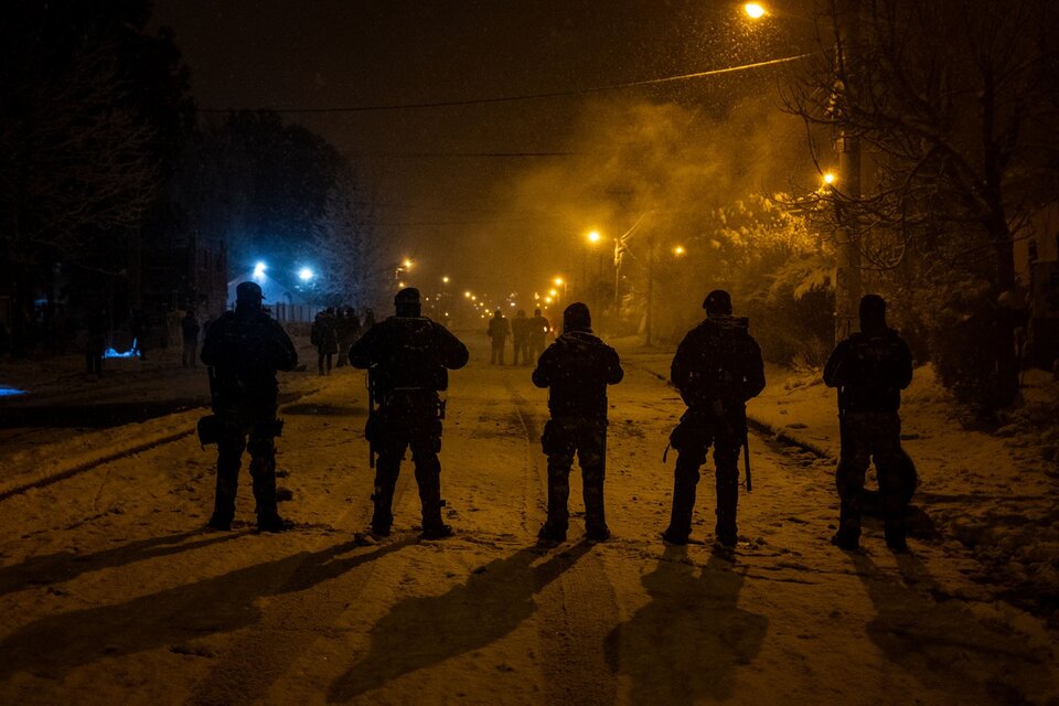 Los despliegues policiales permanecían ante el alerta de nuevos saqueos.  (Fuente: AFP)