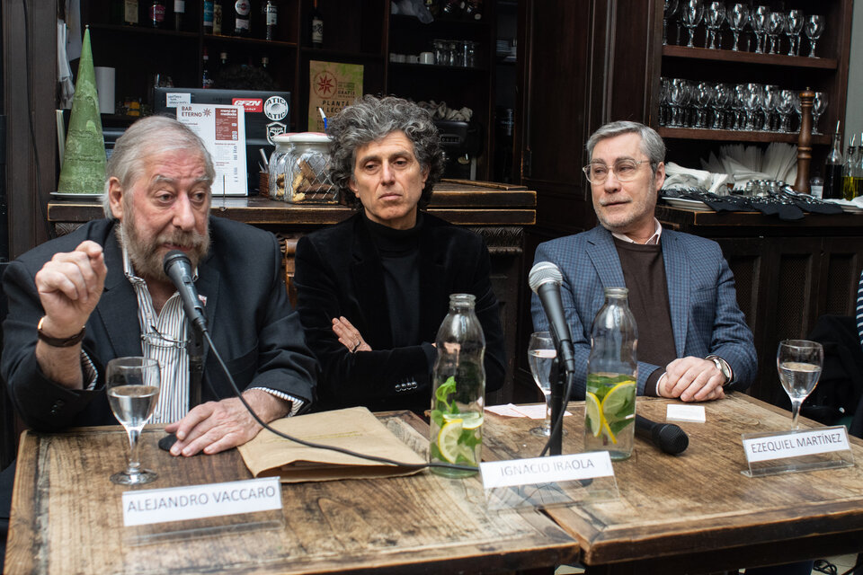 Alejandro Vaccaro (presidente de la FEL), Ignacio Iraola (Comisión de Cultura de la FEL) y Ezequiel Martínez (director general), en el anuncio de la campaña. 