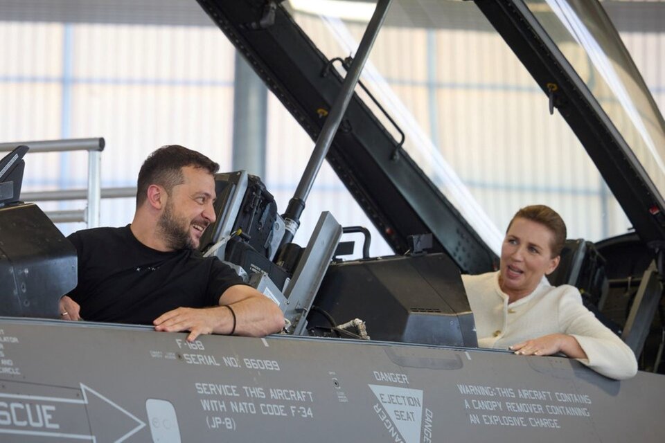 El presidente ucraniano y la primera ministra danesa a bordo de un caza F-16, que Dinamarca enviará a Ucrania. 