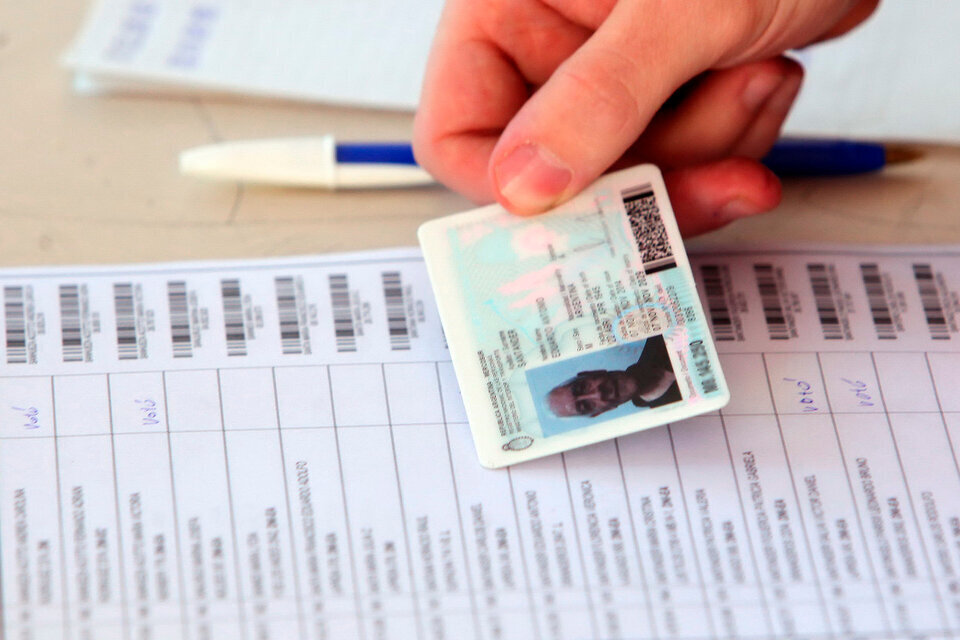 Según el Código Nacional Electoral, no está permitido votar con un documento cuyo ejemplar sea anterior al que figura en el padrón electoral (Fuente: NA)