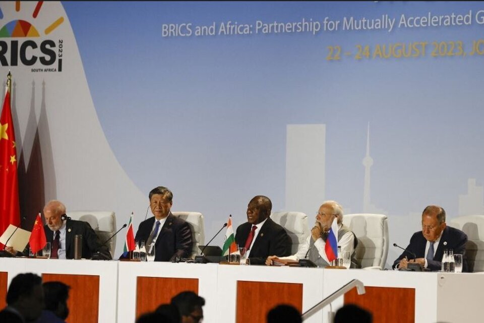 Los jefes de Estado Luiz Inacio Lula da Silva, Xi Jinping, Cyril Ramaphosa, Narendra Modi y el canciller ruso Sergei Lavrov en la última cumbre de BRICS.  (Fuente: AFP)