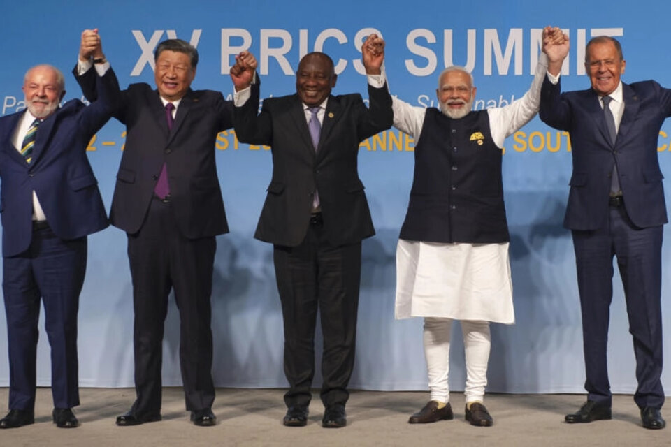 Los jefes de Estado Luiz Inacio Lula da Silva, Xi Jinping, Cyril Ramaphosa, Narendra Modi y el canciller ruso Sergei Lavrov en la última cumbre del BRICS.  (Fuente: AFP)