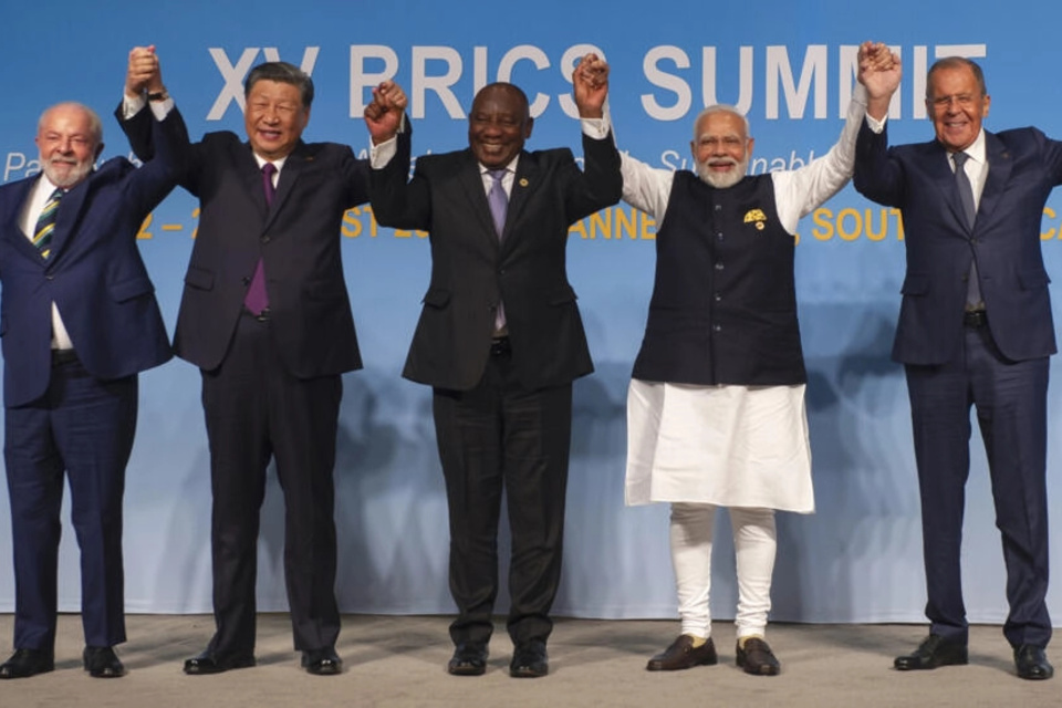 Los jefes de Estado Luiz Inacio Lula da Silva, Xi Jinping, Cyril Ramaphosa, Narendra Modi y el canciller ruso Sergei Lavrov en la última cumbre del BRICS. (Fuente: AFP)