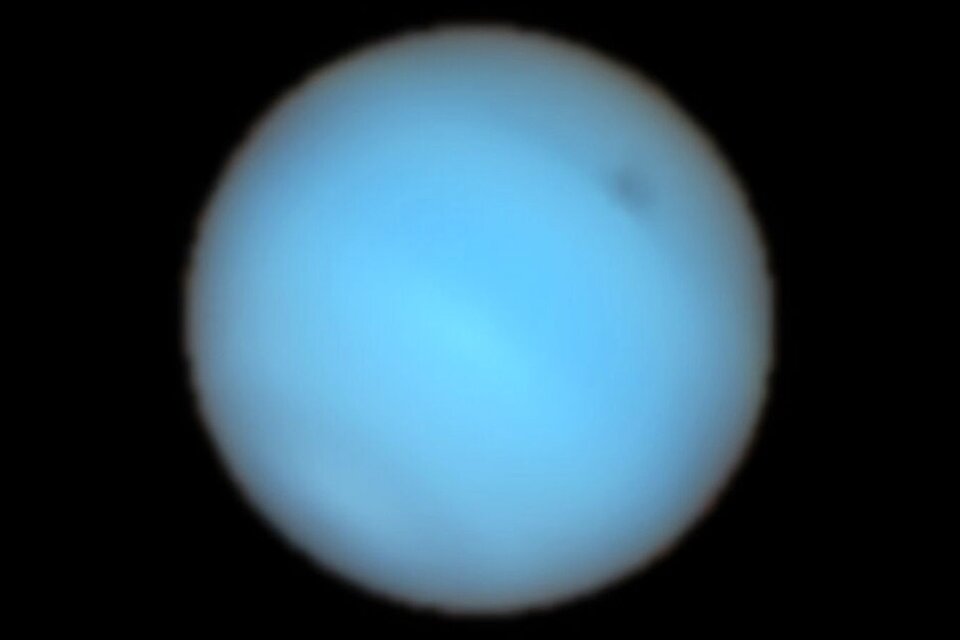 La mancha de Neptuno, detectada por el telescopio VLT, del Observatorio Austral Europeo, ubicado en Atacama, Chile. (Fuente: Nature Astronomy)