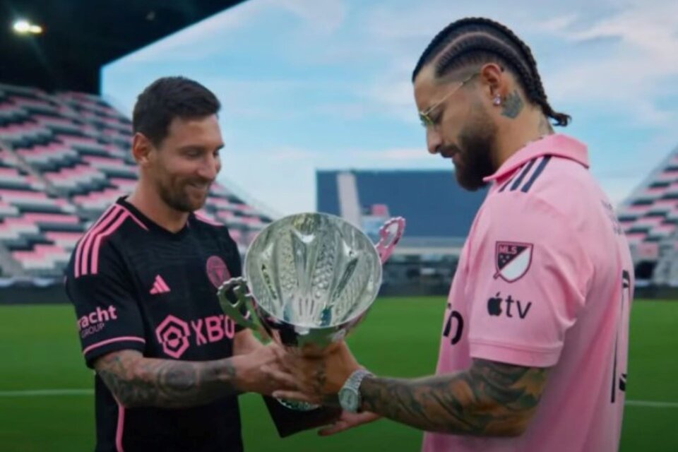 Messi y Maluma n el clip "Trofeo". Imagen: Captura de video
