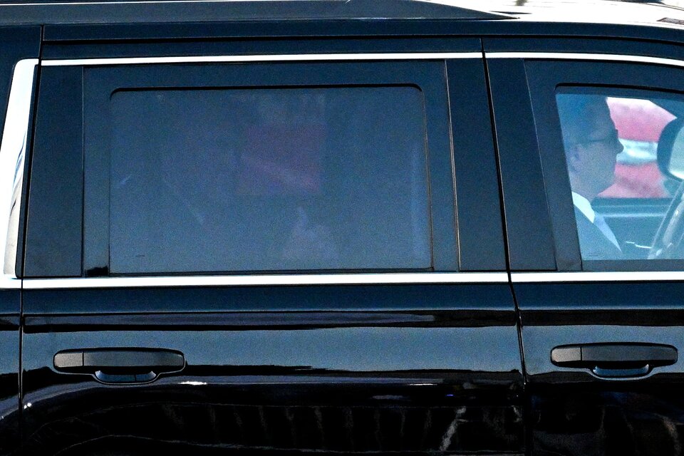 El vehículo que lleva a Trump llega a la cárcel de Fulton en Atlanta. (Fuente: AFP)