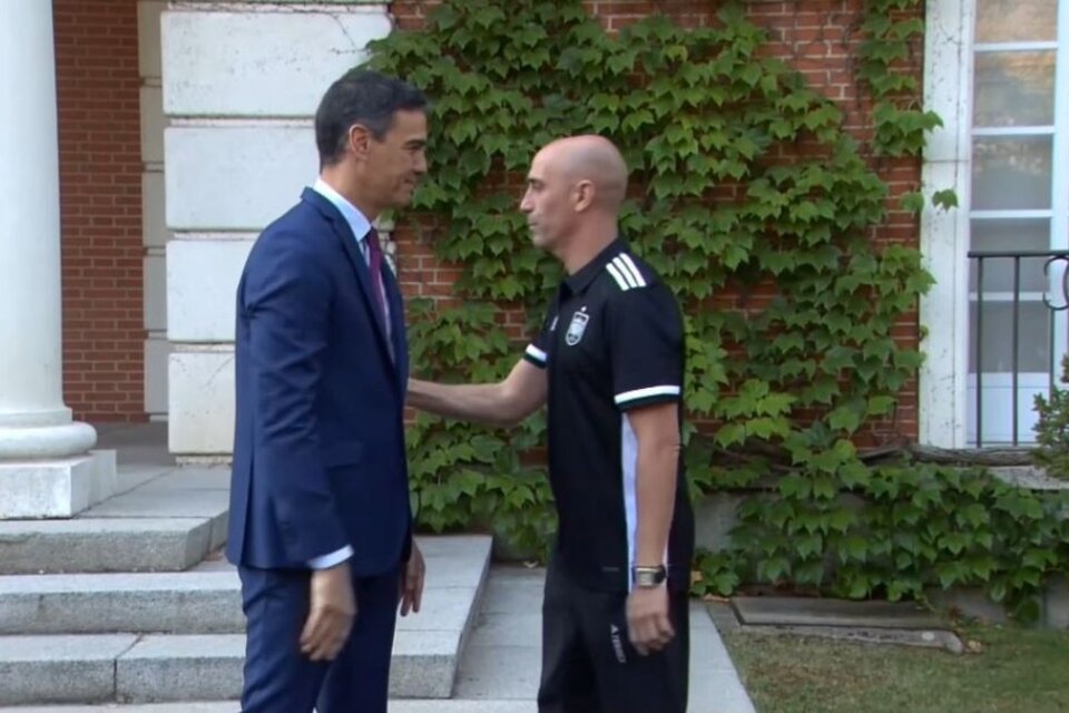 El frío saludo entre Pedro Sánchez y Luis Rubiales cuando el jefe del gobierno español recibió a la selección campeona del mundo.
