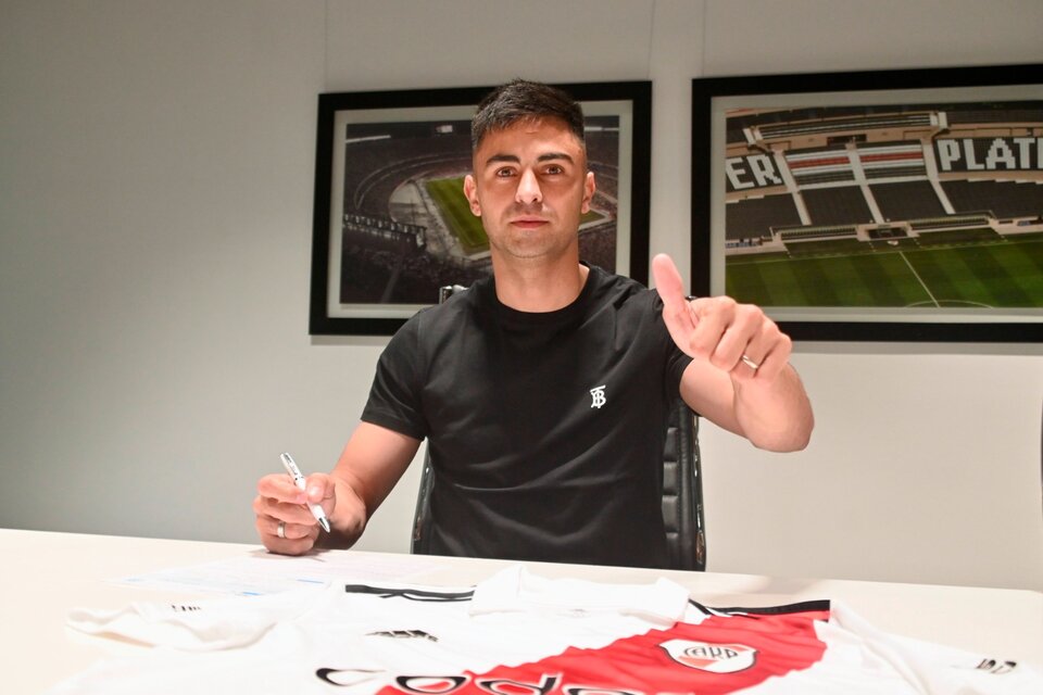 Martínez durante la firma del contrato con el club (Fuente: Prensa River)