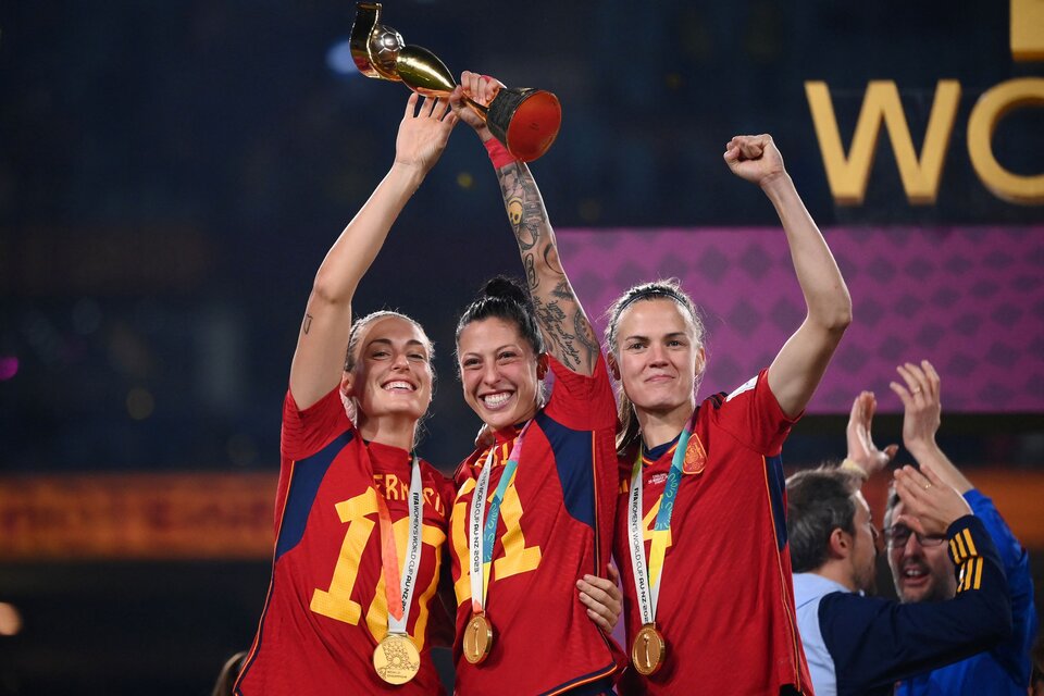 Jennifer Hermoso, en el medio, junto a Putellas y Paredes en la consagración del Mundial (Fuente: AFP)