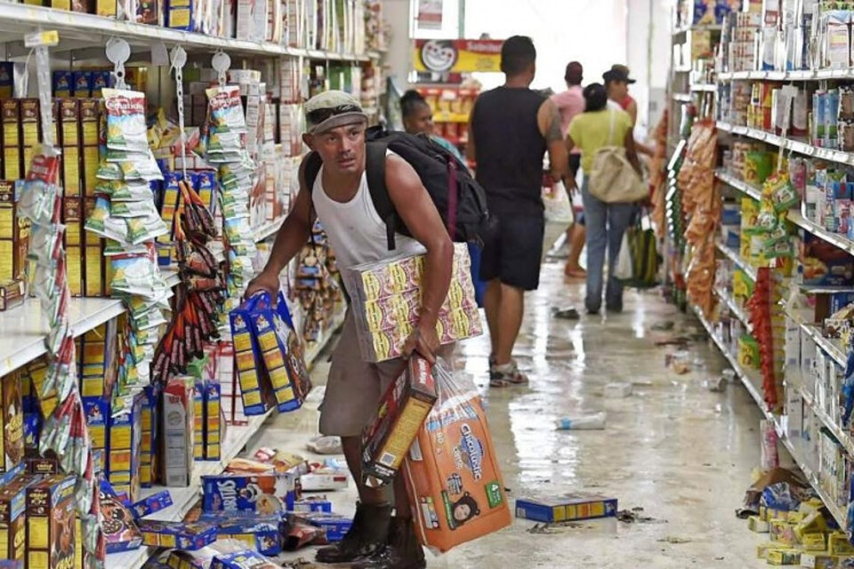 El usuario @MalvidoGimenez utilizó una foto de un saqueo a un supermercado mexicano y la atribuyó a la provincia de Buenos Aires.