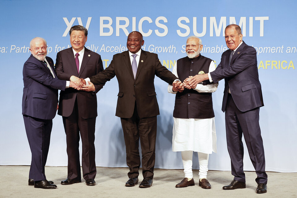 Los presidente de Brasil, Lula da Silva, de China, Xi Jinping, de Sudáfrica, Cyril Ramaphosa, el primer ministro de India, Narendra Modi, y el ministro de Relaciones Exteriores de Rusia, Sergei Lavrov (Fuente: AFP)