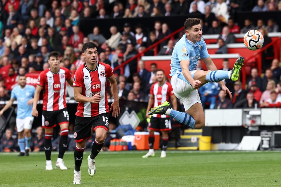Julián Álvarez domina con una pirueta en el Sheffield United 1, Manchester City 2 (Fuente: AFP)