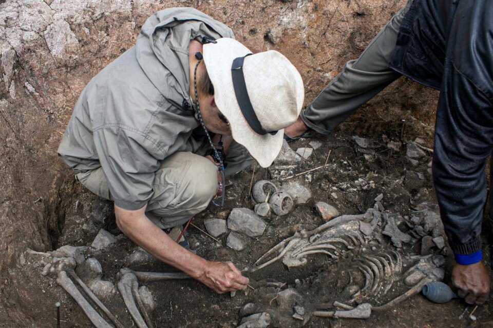 El cuerpo estaba colocado en posición extendida con las extremidades inferiores semiflexionadas. (Foto: Ministerio de Cultura de Perú/AFP)