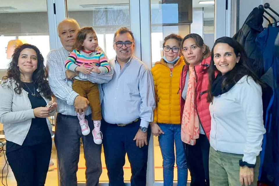 Guillermina junto a su médico de cabecera y su familia (Fuente: Télam)