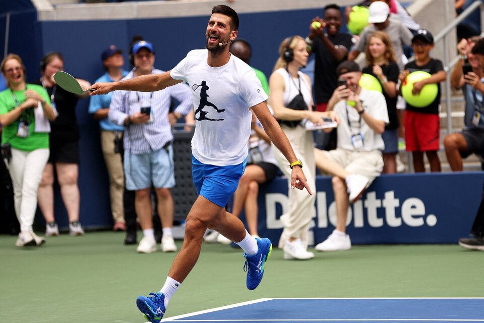 Djokovic se divierte durante un evento benéfico en la previa del US Open (Fuente: AFP)