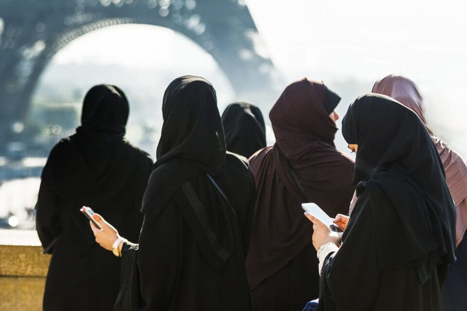  La abaya cubre la totalidad del cuerpo, excepto rostro, manos y pies (Fuente: AFP)