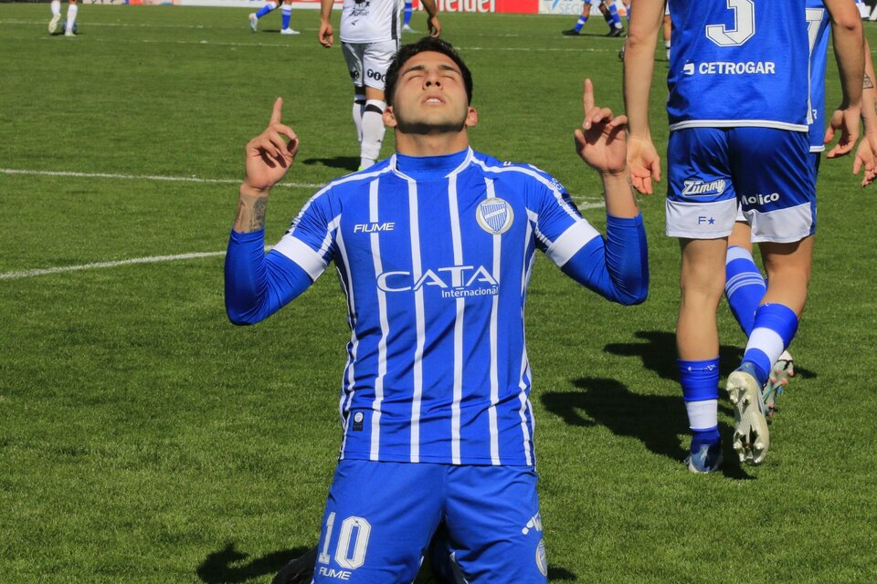 López Muñoz festeja el único gol en Mendoza (Fuente: NA)