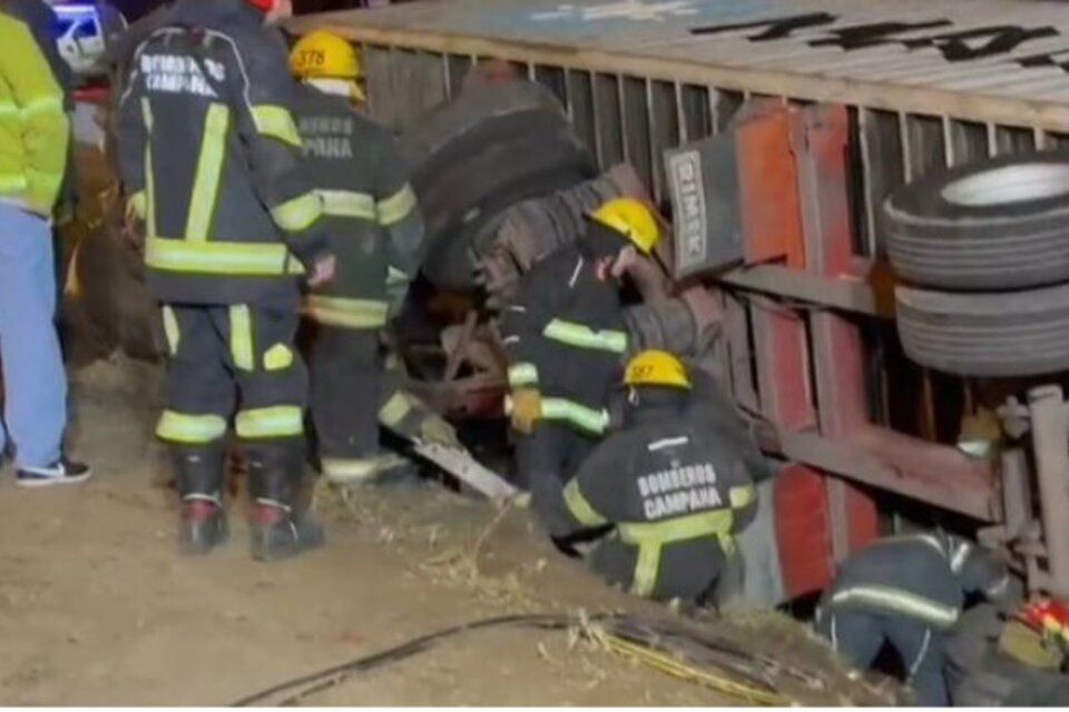 Bomberos rescatan a los ocupantes del auto. (Fuente: NA)