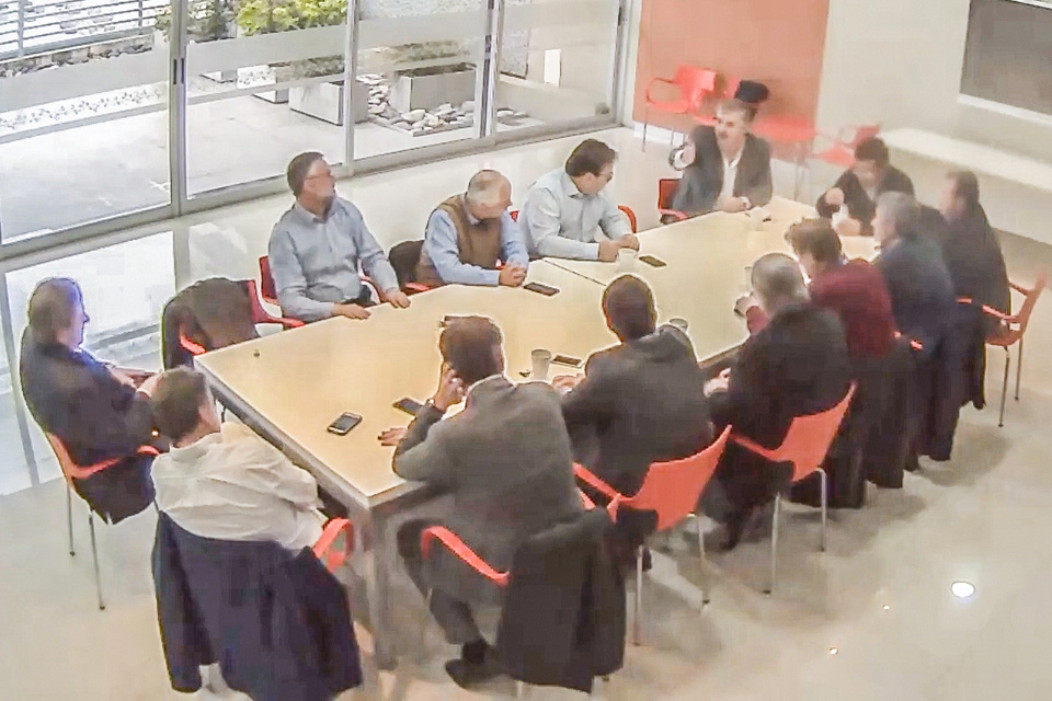 Imagen de la reunión en la sede porteña del Banco Provincia en la cual se tramó un plan para encarcelar al sindicalista Juan Pablo "Pata" Medina.