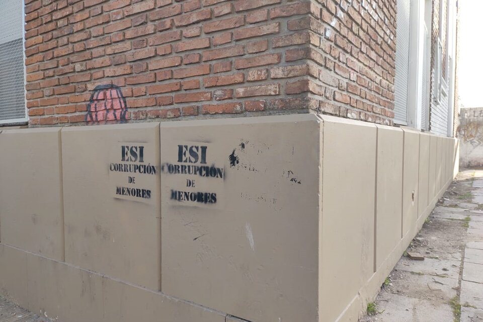 Vandalizan escuelas de La Plata con leyendas contrarias a la ESI (Fuente: Redes sociales)