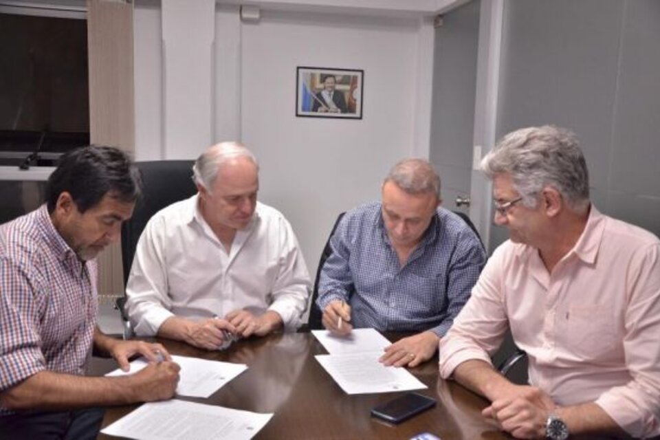 El ministro Cánepa (segundo de la izquierda) en la firma con representantes gremiales. 