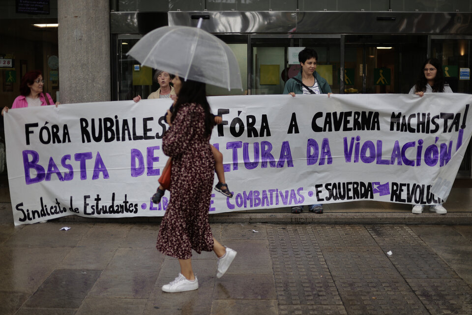 Concentración del colectivo Libres e Combativas contra Luis Rubiales, celebrada esta tarde en A Coruña.  (Fuente: EFE)