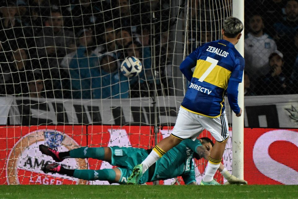 Zeballos, anotando el primer gol de la tande de penales ante Racing (Fuente: AFP)