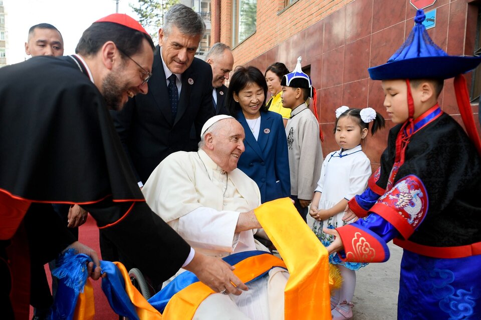 El Papa saluda a niños en la nunciatura de Ulán Bator. (Fuente: EFE)
