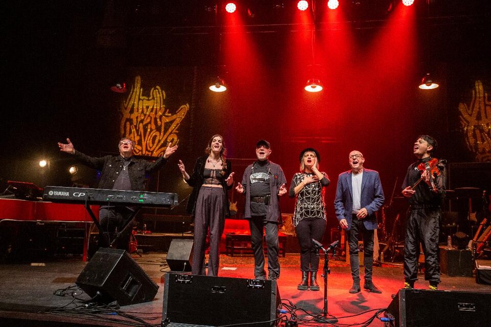 El final reunió a los artistas para una versión de "Alza la voz", de Pajarito Zaguri.  (Fuente: Gentileza Alejandro Kamicletski)