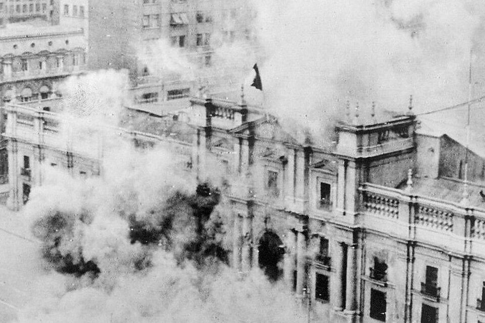 El Palacio Presidencial de Chile bombardeado el 11 de septiembre de 1973. (Fuente: AFP)