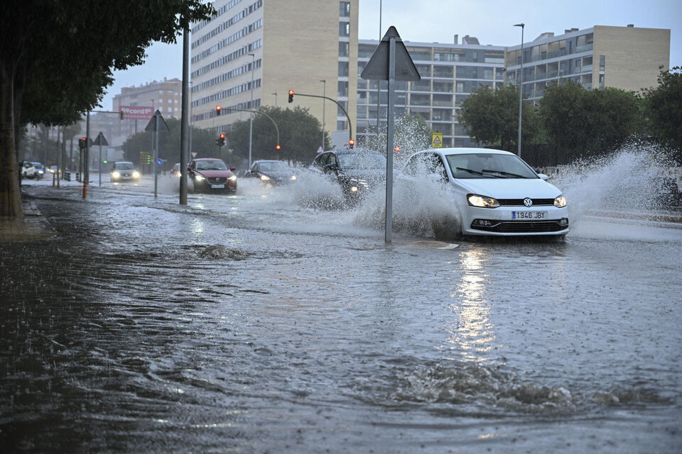 Un temporal azota a gran parte del centro y sureste de España, con lluvias extremas y graves destrozos. (Fuente: EFE)