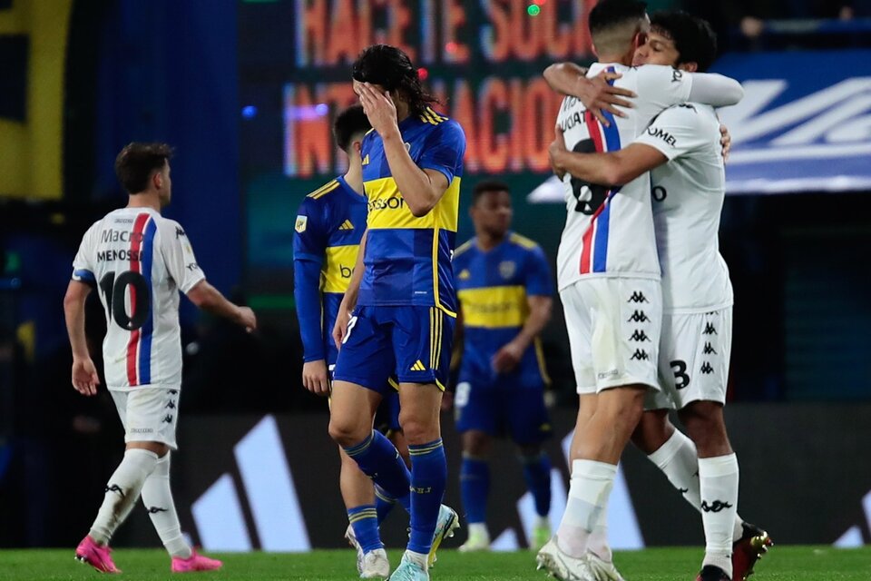 El uruguayo Cavani se agarra la cabeza luego del gol de Tigre  (Fuente: Fotobaires)