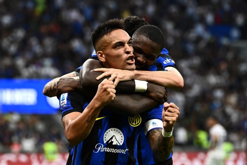 Martínez festeja de uno de sus goles junto al francés Marcus Thuram, su nuevo compañero de ataque en el equipo neroazzurro (Fuente: AFP)