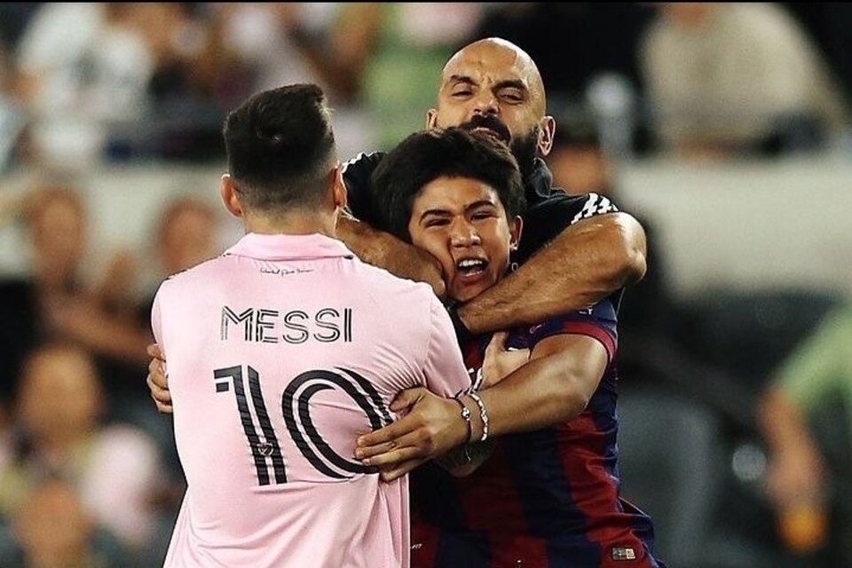 El video del hincha que intentó abrazar a Lionel Messi y fue interceptado por su guardaespaldas, Yassine Cheuko.  (Foto: @blaugranasclub)