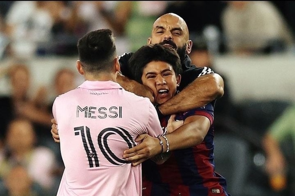El video del hincha que intentó abrazar a Lionel Messi y fue interceptado por su guardaespaldas, Yassine Cheuko. (Foto: @blaugranasclub)