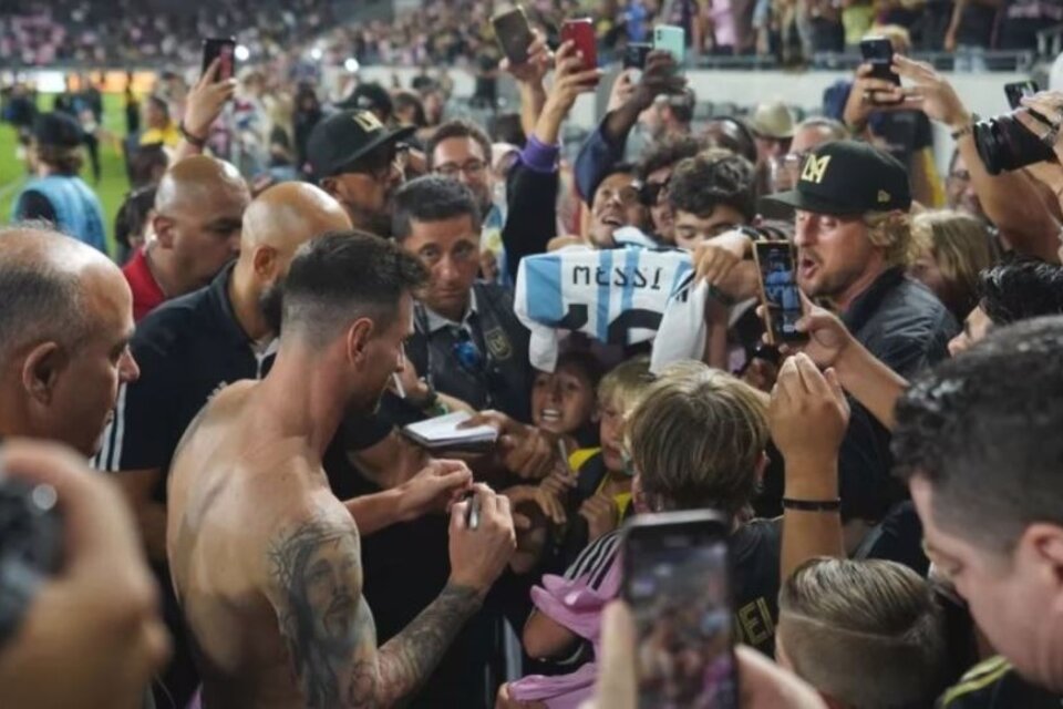 Emocionado, Owen Wilson se acerca a saludar a Messi. (Fuente: NA)