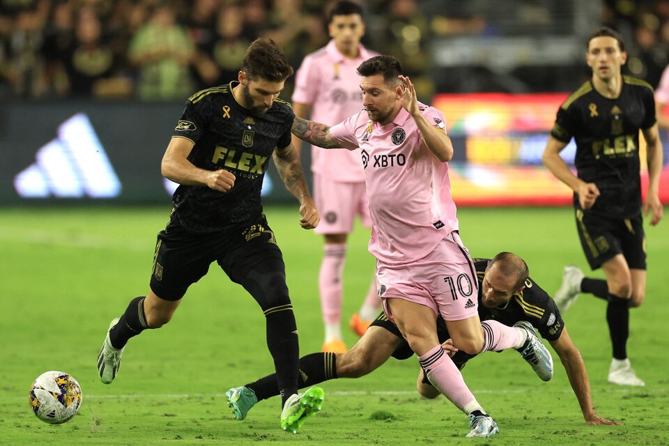 Messi maniobra ante los defensores de LAFC, mientras Chiellini mira desde el piso (Fuente: AFP)